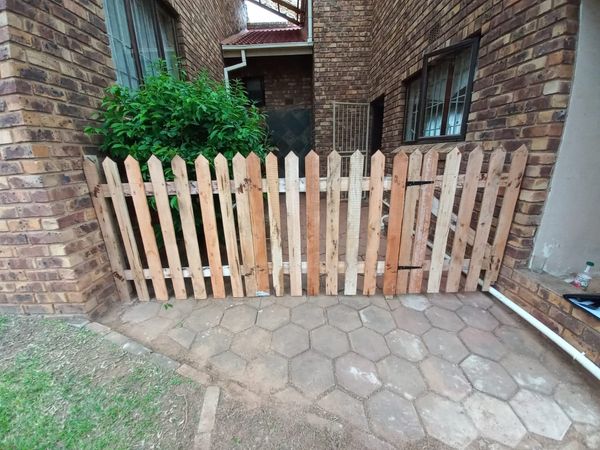 SMALL PICKET FENCE